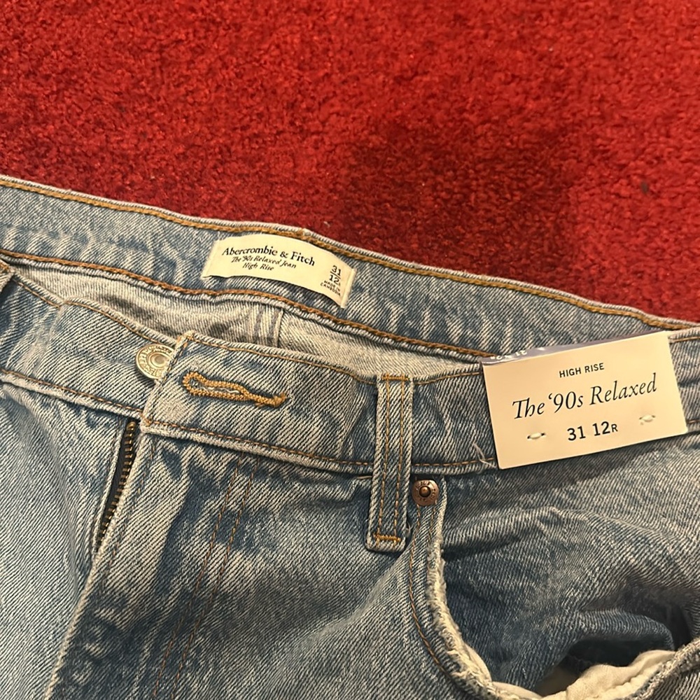 A&F 90s High Rise Relaxed Jeans - Picture 2 of 3
